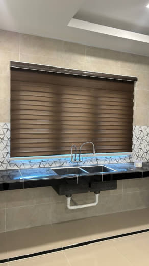 A minimalist kitchen with simple, easy-to-clean blinds